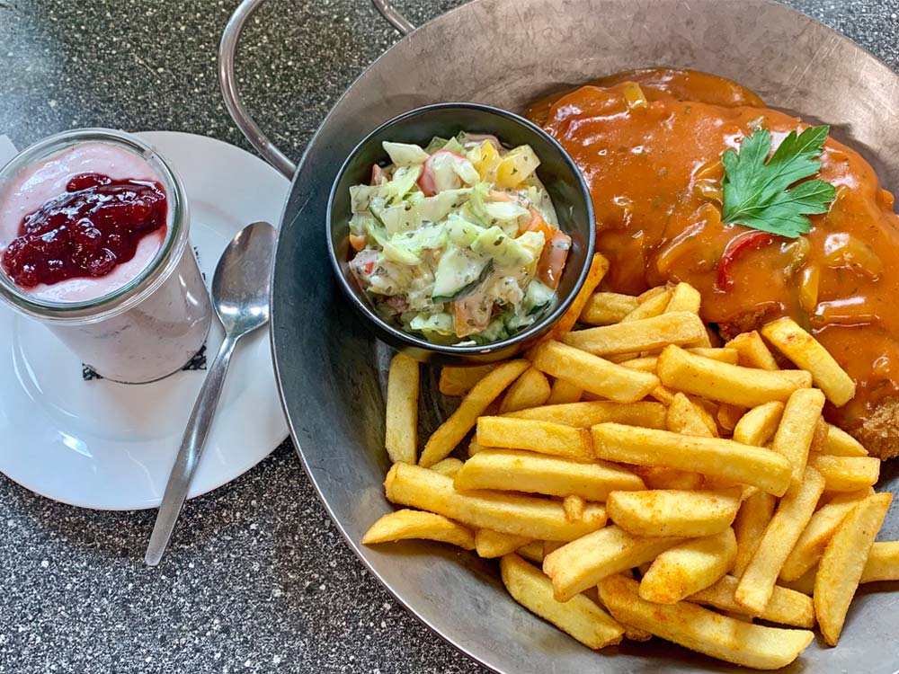 Paprikaschnitzel mit Pommes und Salat auf der Willrother-Alm
