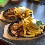 Currywurst mit Pommes Imbiss Willrother-Alm