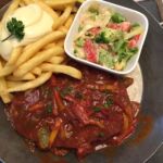 Paprikaschnitzel mit Pommes und Salat auf der Willrother Alm