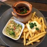 Schaschliktopf mit Pommes und Salat auf der Willrother Alm